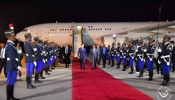 Vidéo : L’arrivée à Kinshasa d’Emmanuel Macro accueilli par Sama Lukonde le vendredi dans la soirée