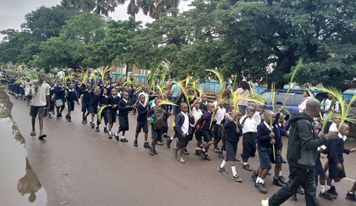 Pâques : Les élèves des écoles catholiques en marche des rameaux dans les rues de Lubumbashi