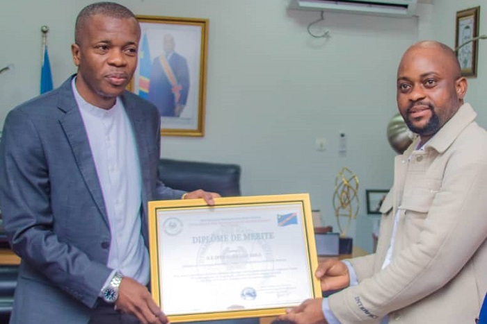 Jeunesse : Un diplôme de mérite décerné au ministre Yves Bunkulu